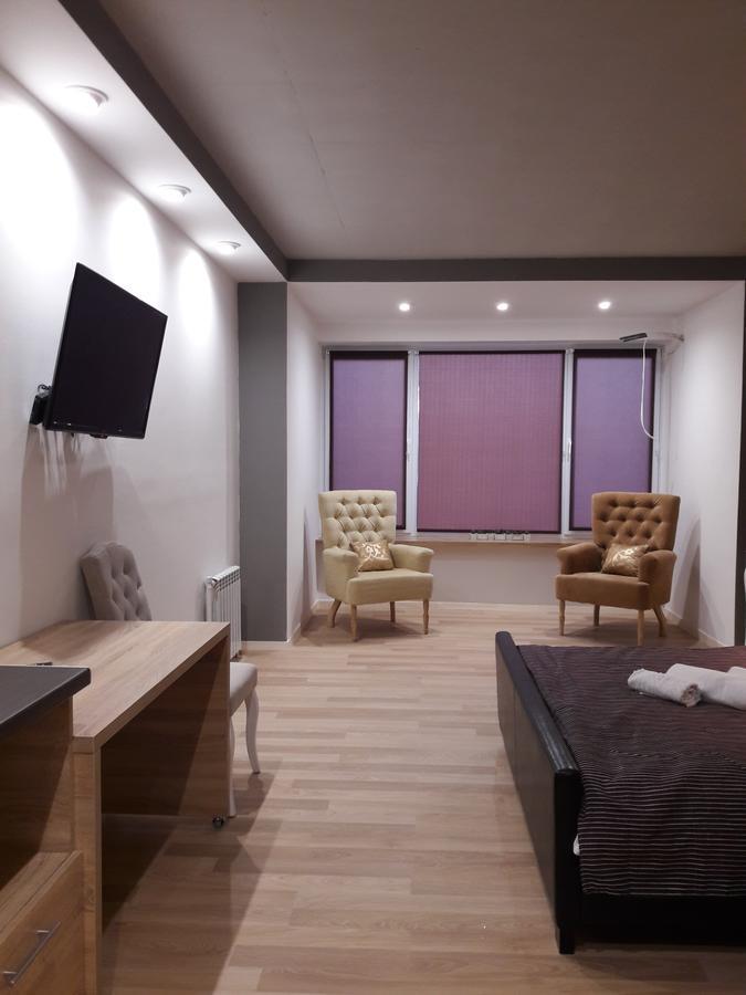 קייב Mini Hotel On Demiivska מראה חיצוני תמונה