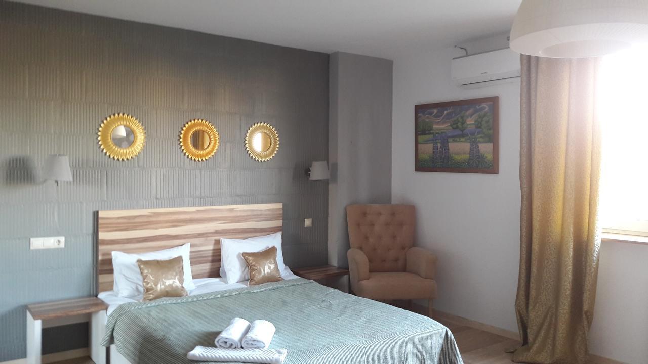 קייב Mini Hotel On Demiivska מראה חיצוני תמונה